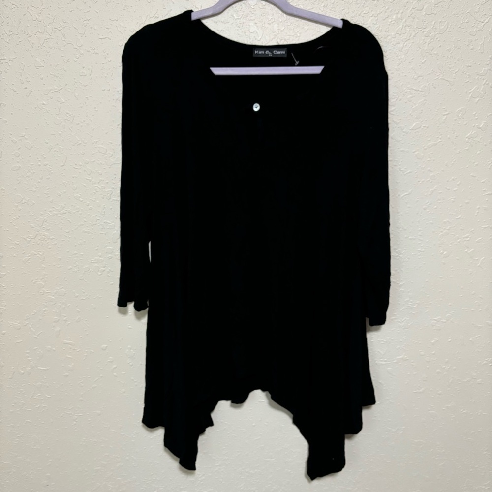 Kim & Cami Black Keyhole Tunic 2X